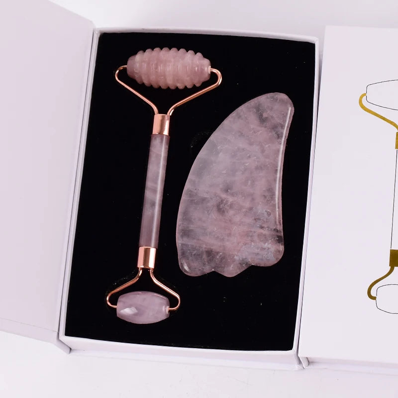 Coffret cadeau ouvert avec rouleau et gua sha en quartz rose