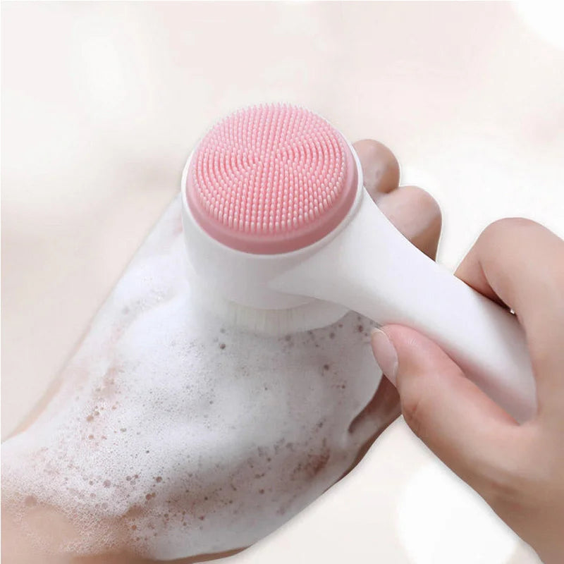 Brosse nettoyante visage en silicone rose en utilisation avec mousse – Tokyo Éclat