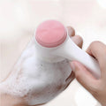 Brosse nettoyante visage en silicone rose en utilisation avec mousse – Tokyo Éclat